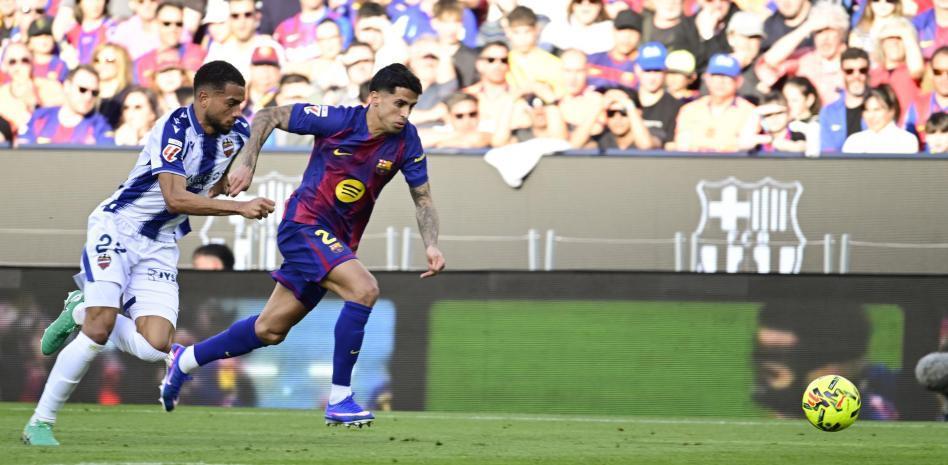 开云下载-世体：坎塞洛、巴尔德和赫拉德-马丁各有特点，首发难以确定